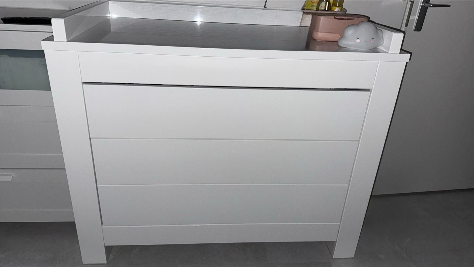 Witte hoogglans commode met 3 lades, Kinderen en Baby's, Kinderkamer | Commodes en Kasten, Ophalen, Gebruikt, 50 tot 70 cm, 75 tot 100 cm