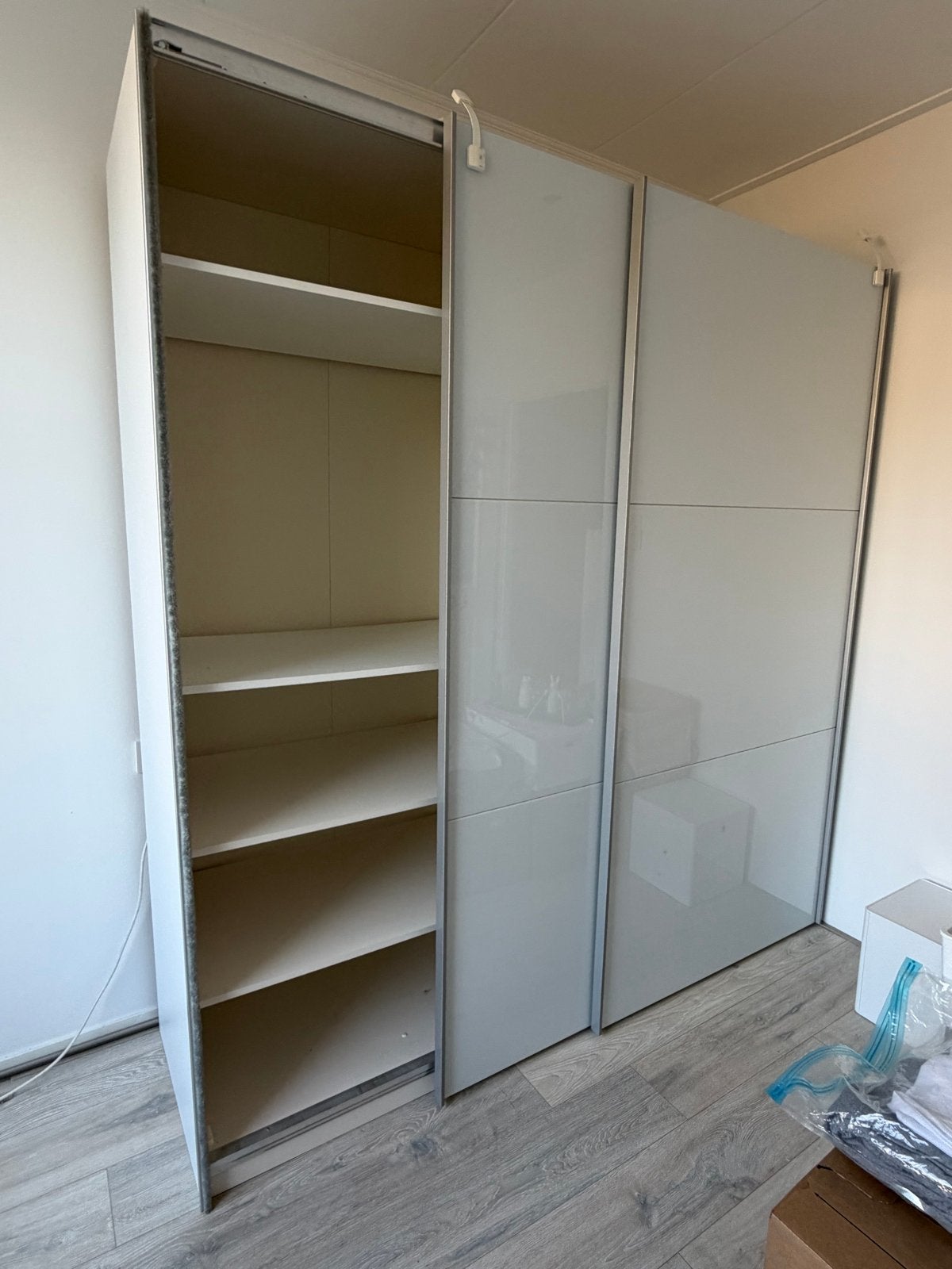 Witte kledingkast met glazen schuifdeuren en planken, Ophalen, Gebruikt, 200 cm of meer, 150 tot 200 cm