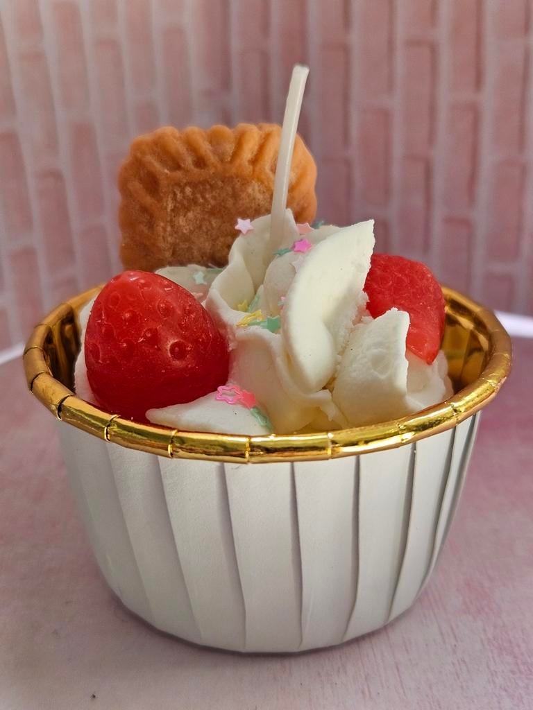 Kaars in cupcake vorm met aardbeien en koekje, Ophalen, Overige materialen, Nieuw, Rood