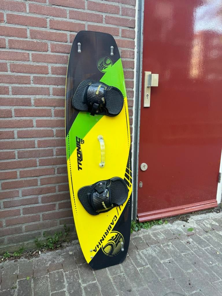 Cabrinha Tronic 141x42cm Kitesurf Board, Watersport en Boten, Kitesurfen, Twintip, Ophalen, Gebruikt, Kiteboard