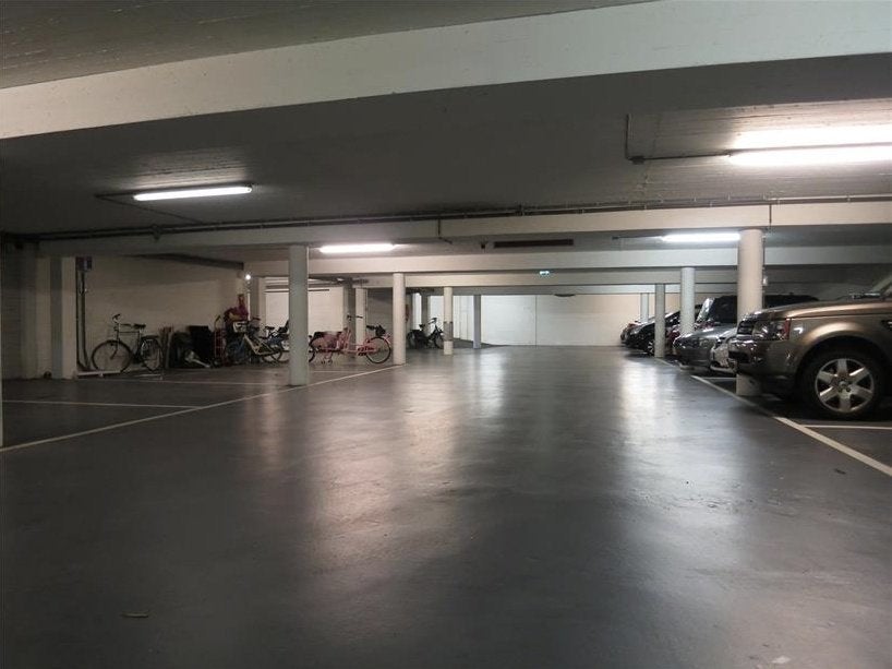 Te huur: Parkeerplaats met laadpaal in Amsterdam Zuid, Huizen en Kamers, Garages en Parkeerplaatsen, Amsterdam
