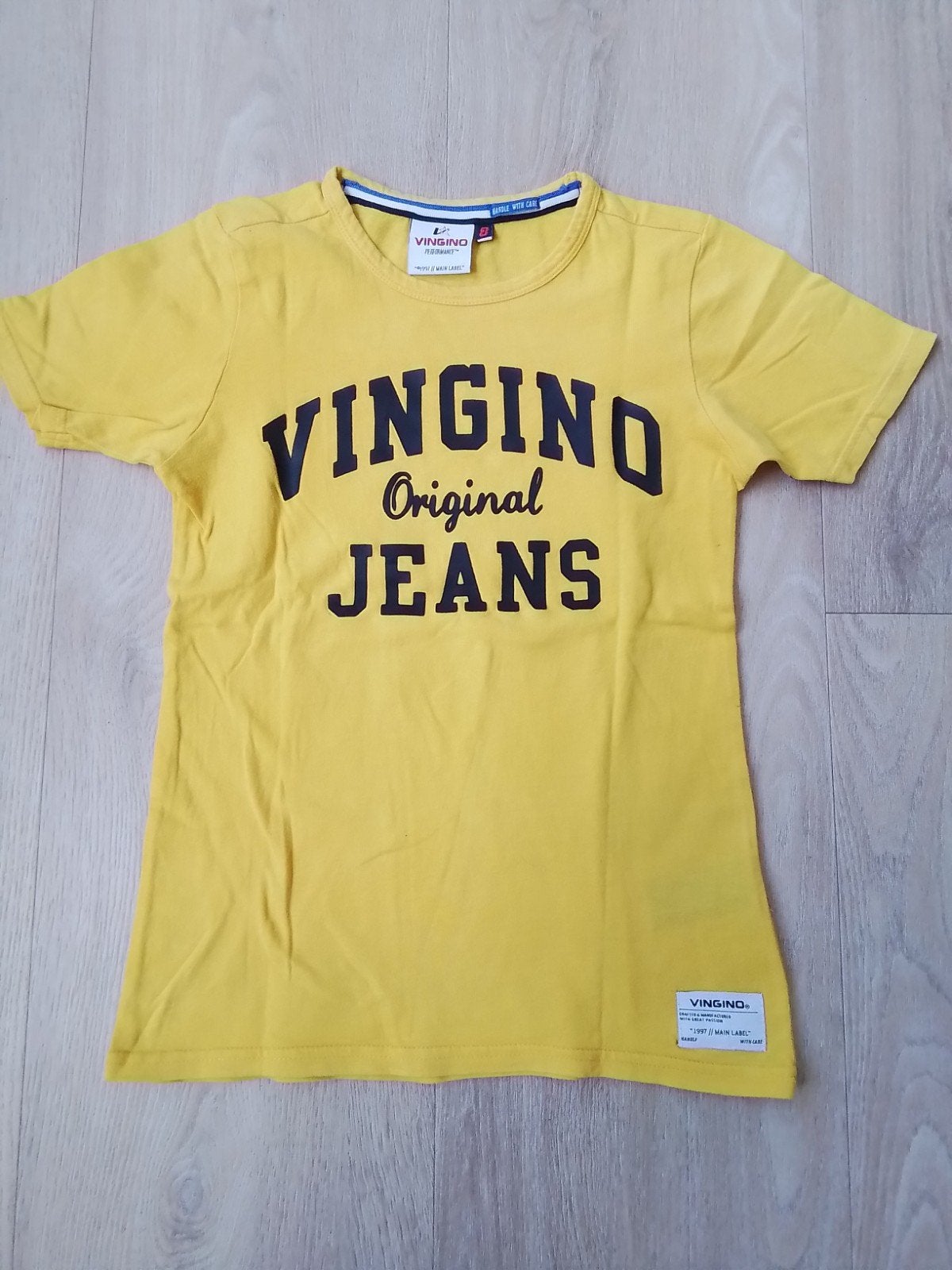 Geel shirtje Vingino mt 128, Ophalen of Verzenden, Zo goed als nieuw, Vingino, Shirt of Longsleeve
