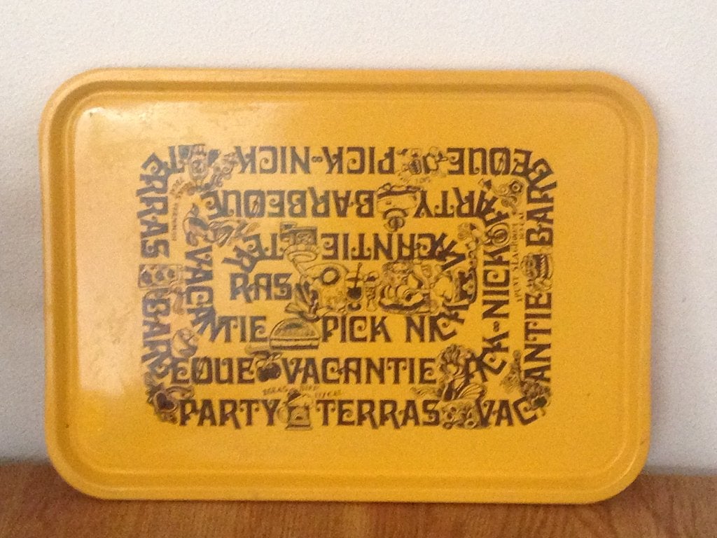 Vintage geel dienblad met opdruk - Picknick, Barbecue, Gebruikt, Met opstaande rand, Ophalen of Verzenden, Dienblad