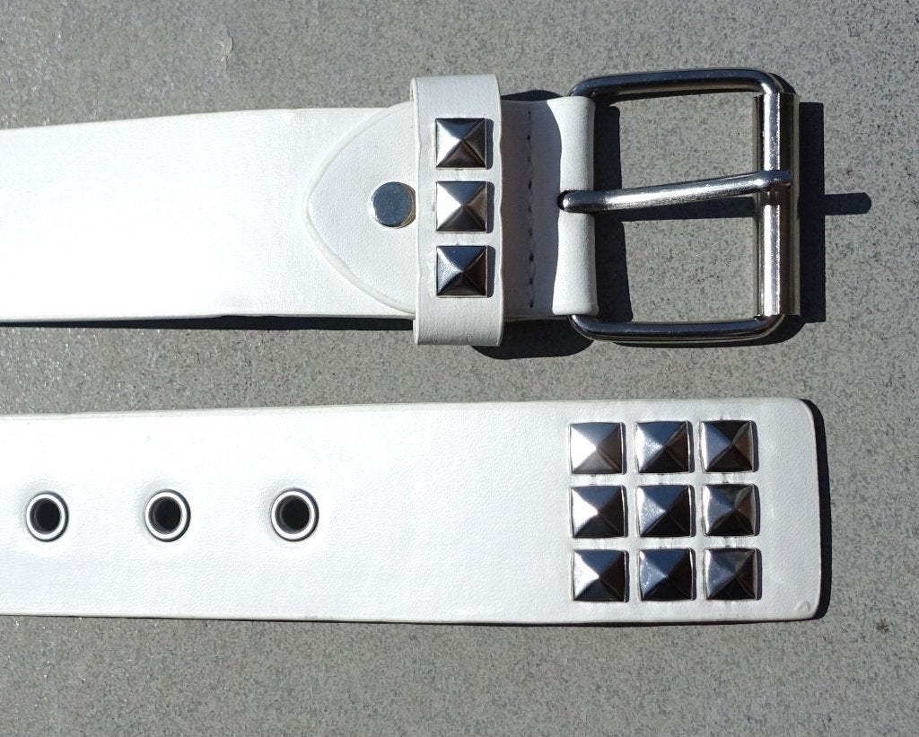 Witte riem met studs - Stoer en stijlvol - ongedragen, Kleding | Dames, Wit, Nieuw, Tailleriem, Ophalen of Verzenden