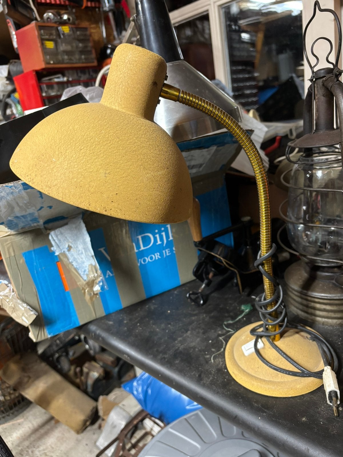 Vintage design Aluminor lamp geel Frans, Bureaulamp, Ophalen of Verzenden, Zo goed als nieuw, Geel
