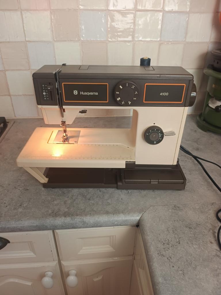 Husqvarna 4100 Naaimachine - Vintage en Functioneel, Ophalen of Verzenden, Gebruikt, Naaimachine, Husqvarna