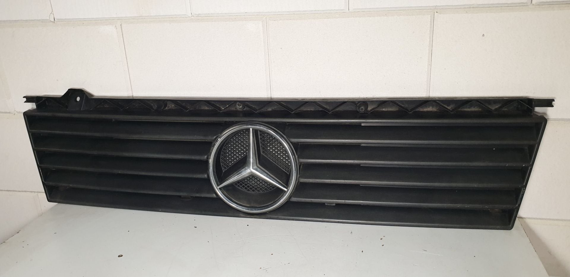 Grille MB100 W631 Mercedes 6317510218 origineel gebruikt 198, Auto-onderdelen, Gebruikt, Mercedes-Benz AG, Voor, Mercedes-Benz