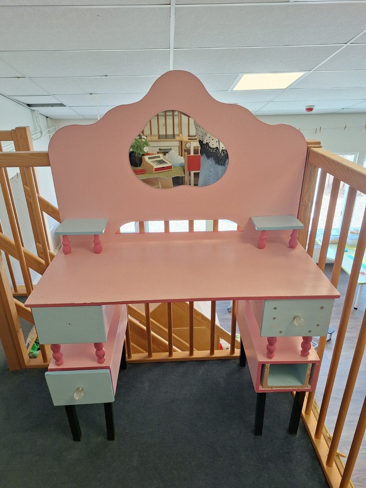 Roze kinderkaptafel met spiegel en lades, Ophalen, Gebruikt, Tafel(s)