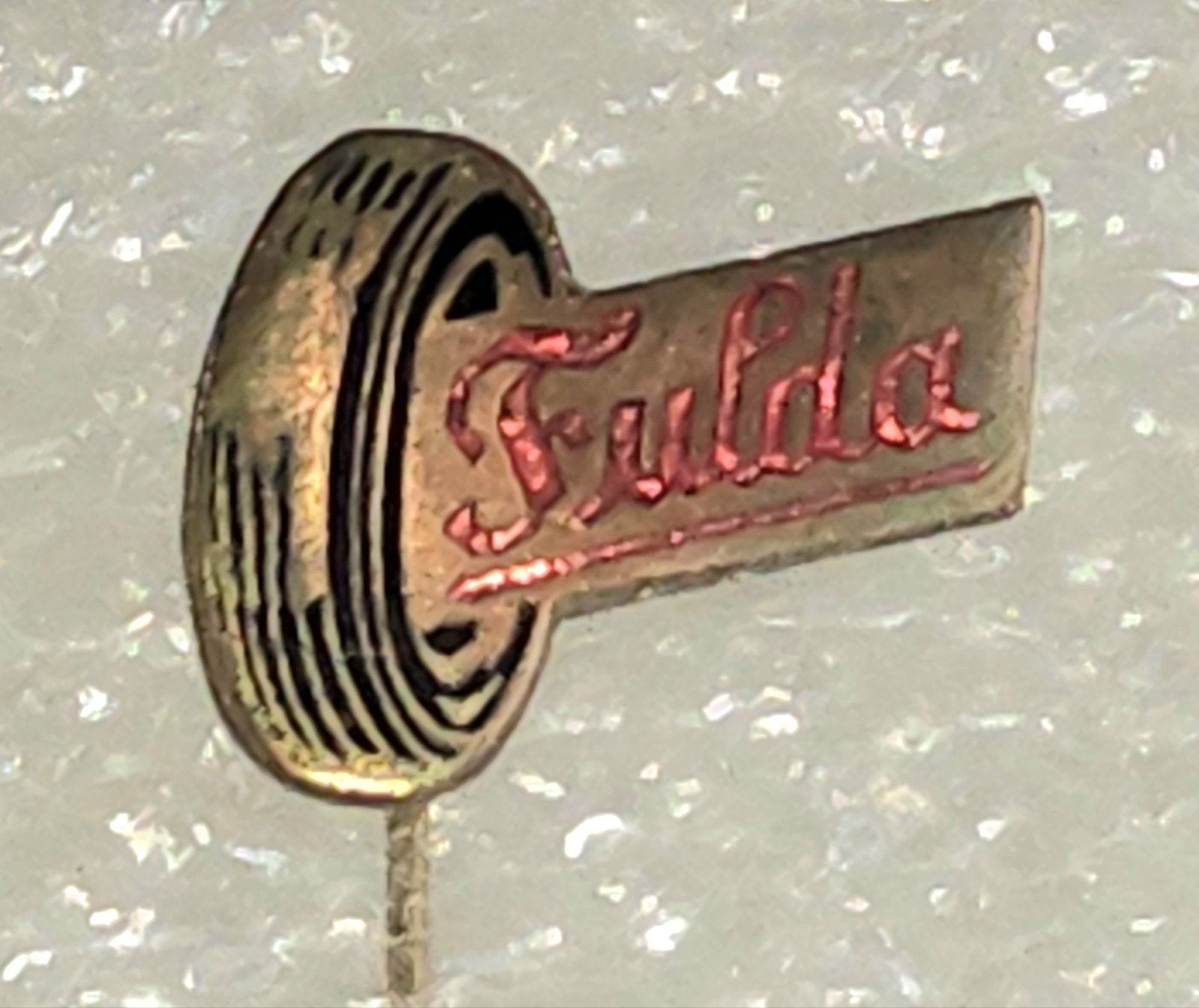 Vintage Emaille Speldje Fulda Autobanden, Verzamelen, Ophalen of Verzenden, Gebruikt, Overige onderwerpen, Speldje of Pin