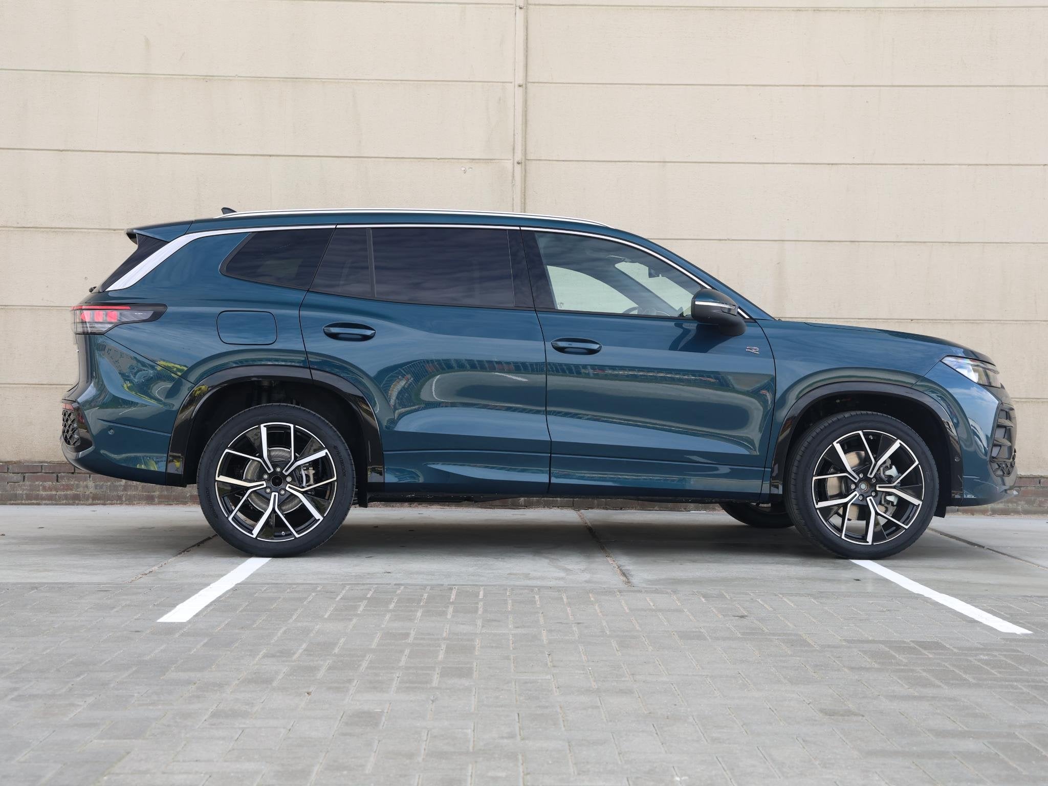 Volkswagen Tayron R-Line Edition 1.5 eHybrid 272 PK | Naviga, Stof, 1498 cc, 4 cilinders, 26 kWh