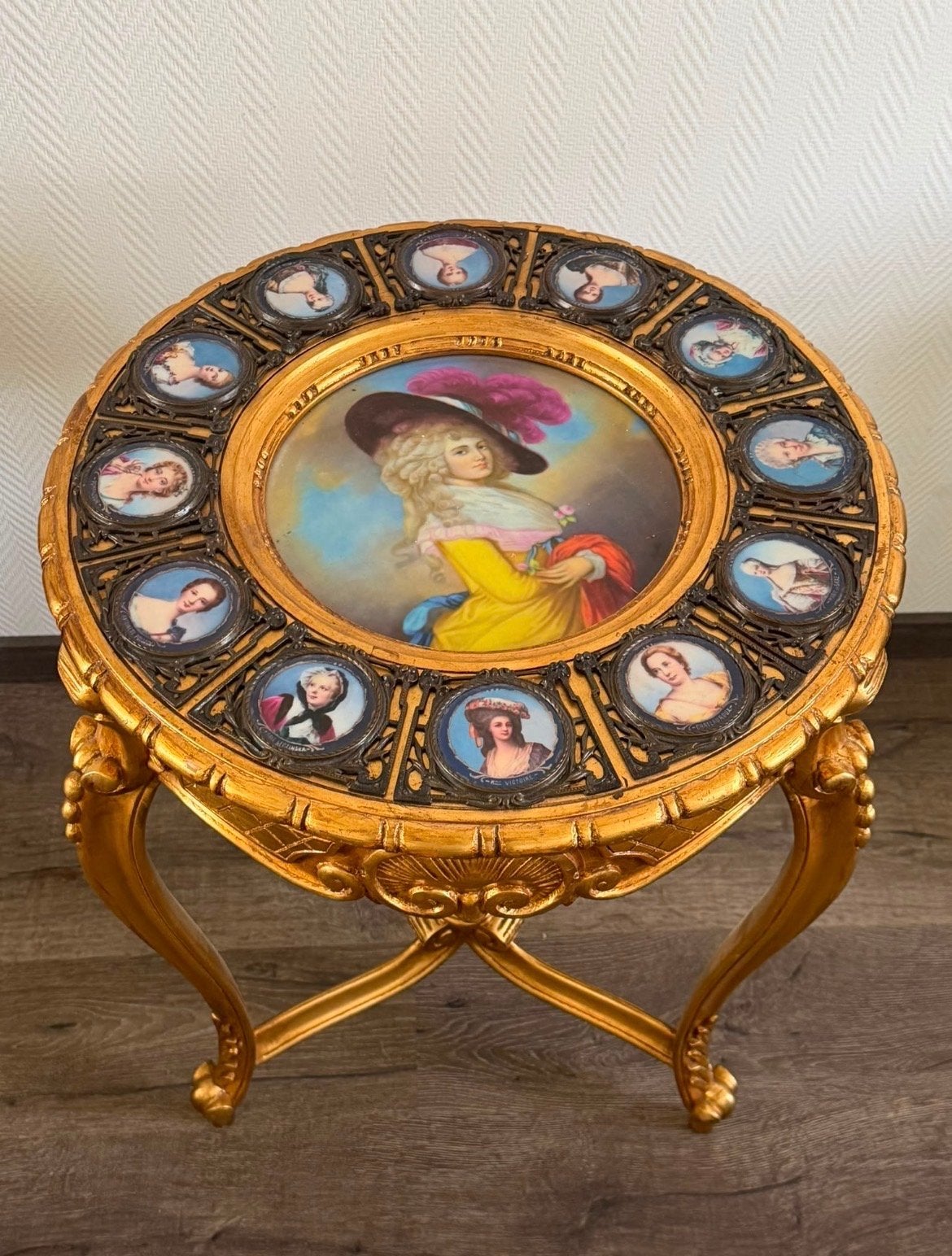 NAPOLEON TAFEL MET VROUWELIJKE PORTRETTEN UIT DE 18E EEUW., Ophalen