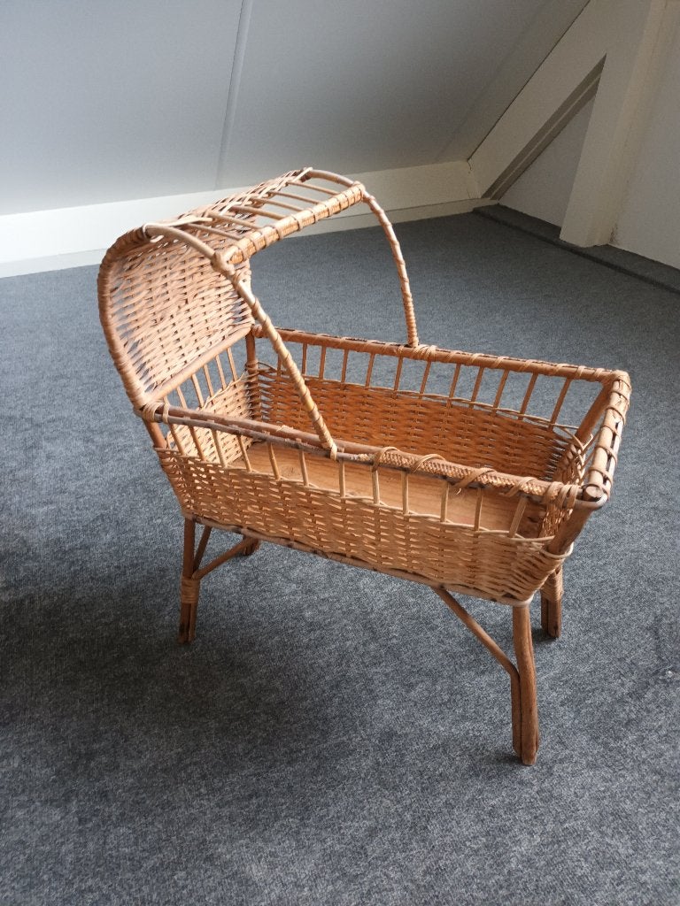 Poppenwiegje, rotan, jaren 50, Kinderen en Baby's, Ophalen of Verzenden, Nieuw, Babypop