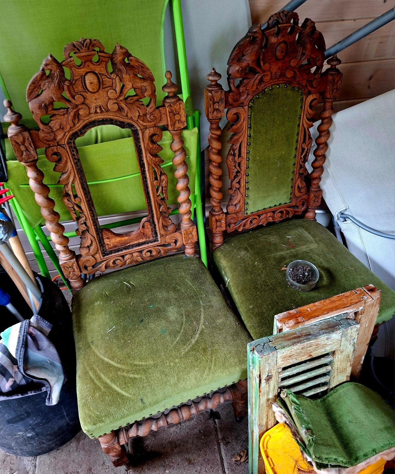 Antieke stoelen met houtsnijwerk en wieltjes, Antiek en Kunst, Antiek | Meubels | Stoelen en Banken, Ophalen of Verzenden