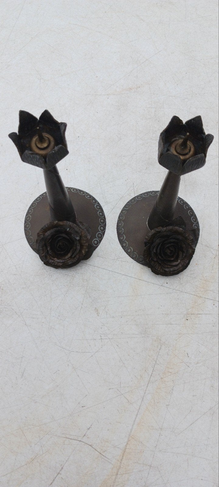 APARTE ANTIEKE SET HANDGEMAAKTE KOPEREN KANDELAARS 18CM HOOG, Antiek en Kunst, Antiek | Kandelaars, Ophalen of Verzenden, Koper of Brons