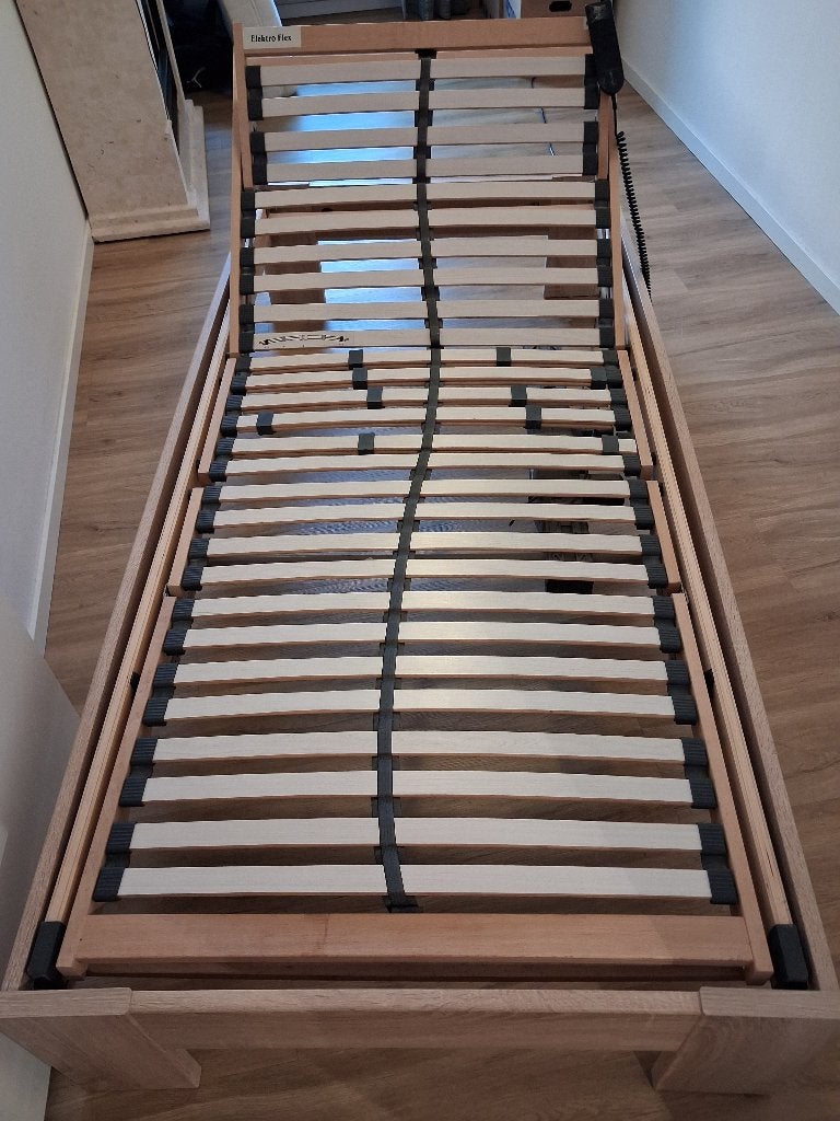 Electrisch verstelbaar 1 persoonsbed, Huis en Inrichting, Slaapkamer | Bedden, Ophalen, 90 cm, 200 cm, Hout
