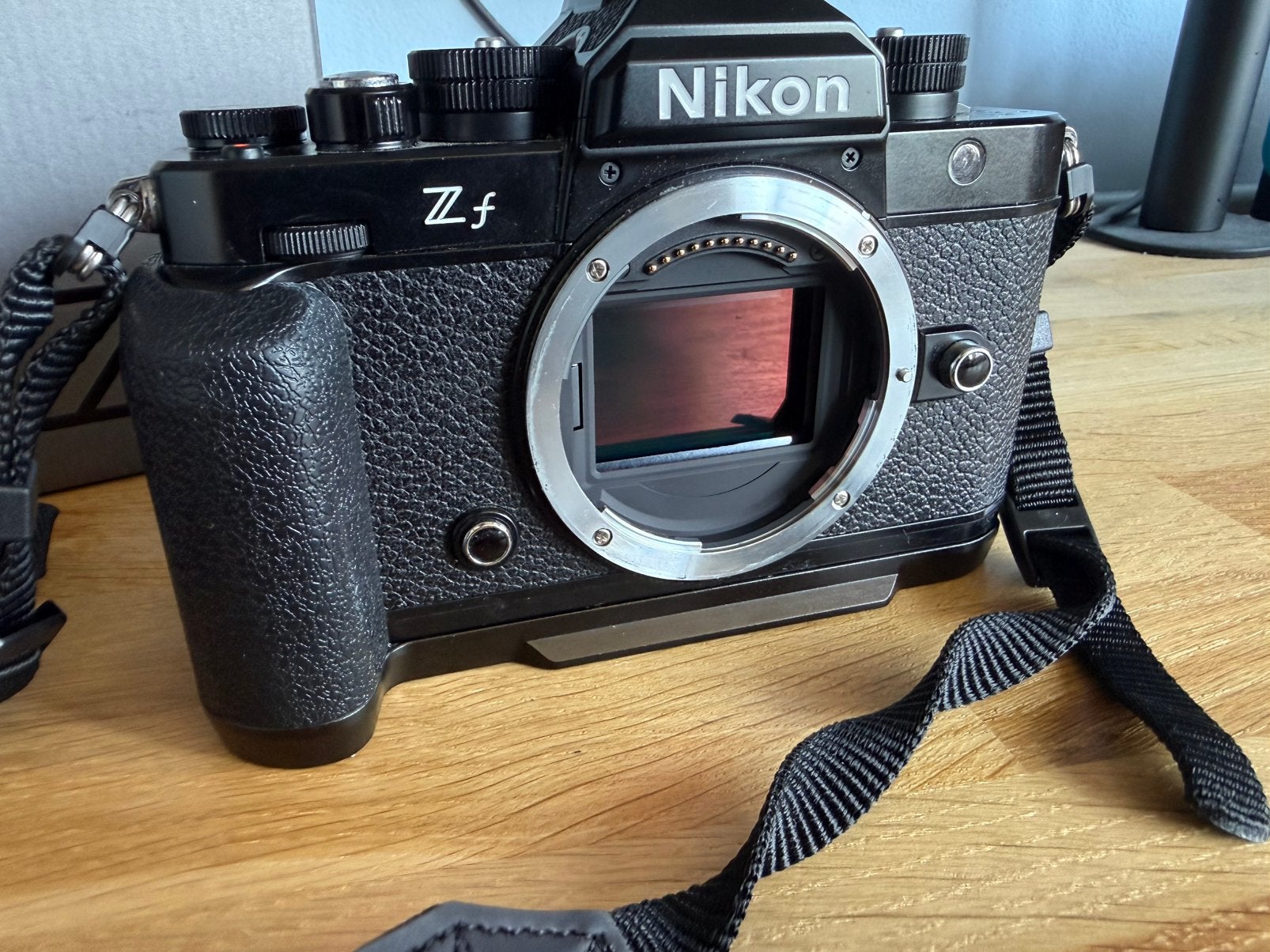 Nikon zf body met 2 batterijen en grip (zonder lens), Audio, Tv en Foto, Fotocamera's Digitaal, Spiegelreflex, GPS, Draagriem