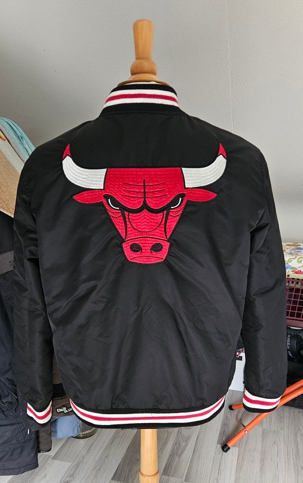 Chicago Bulls bomberjas maat L, Maat 52/54 (L), Zwart, Ophalen of Verzenden, Gedragen