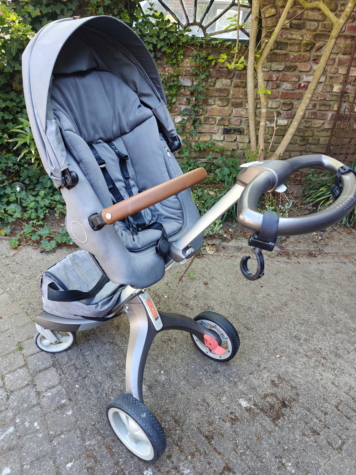 Stokke Xplory V6 Kinderwagen - Grijs met gebruikssporen, Kinderen en Baby's, Kinderwagens en Combinaties, Gebruikt, Verstelbare duwstang