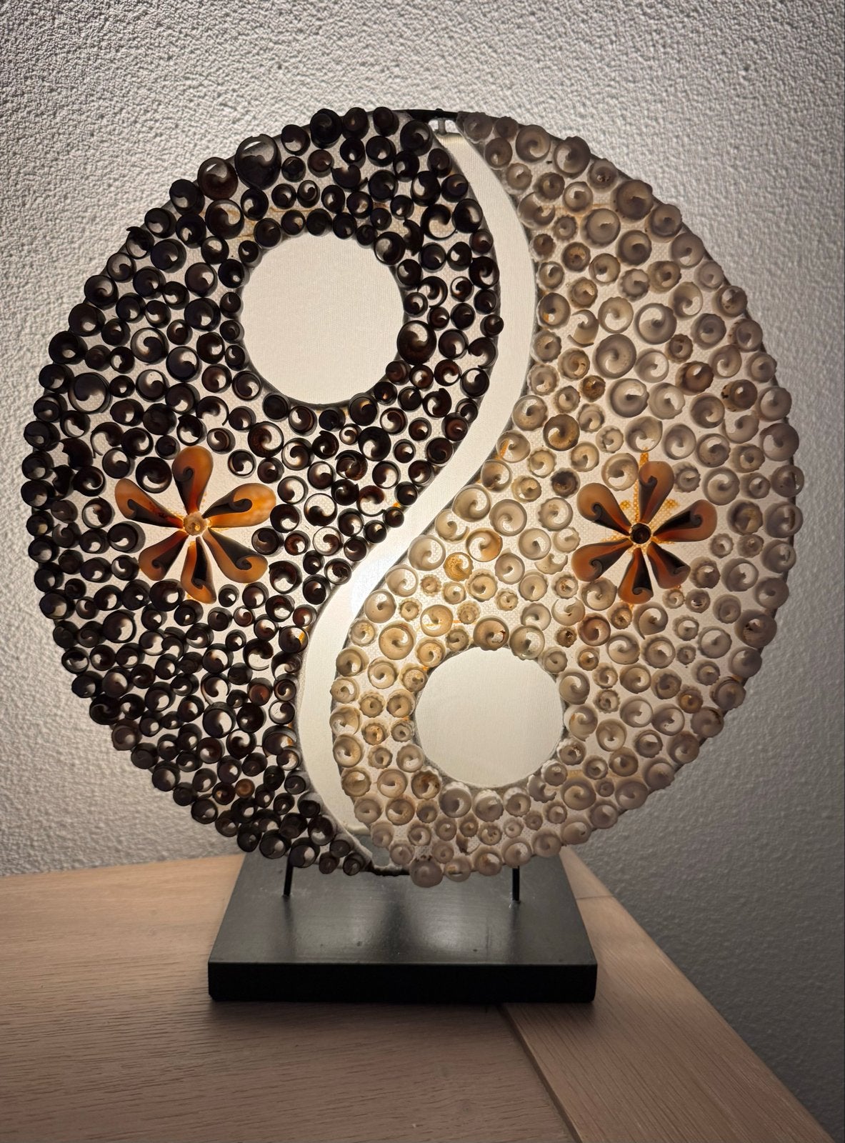 Yin en Yang tafellamp van schelpen, Huis en Inrichting, Ophalen of Verzenden, Gebruikt, Overige materialen, Minder dan 50 cm
