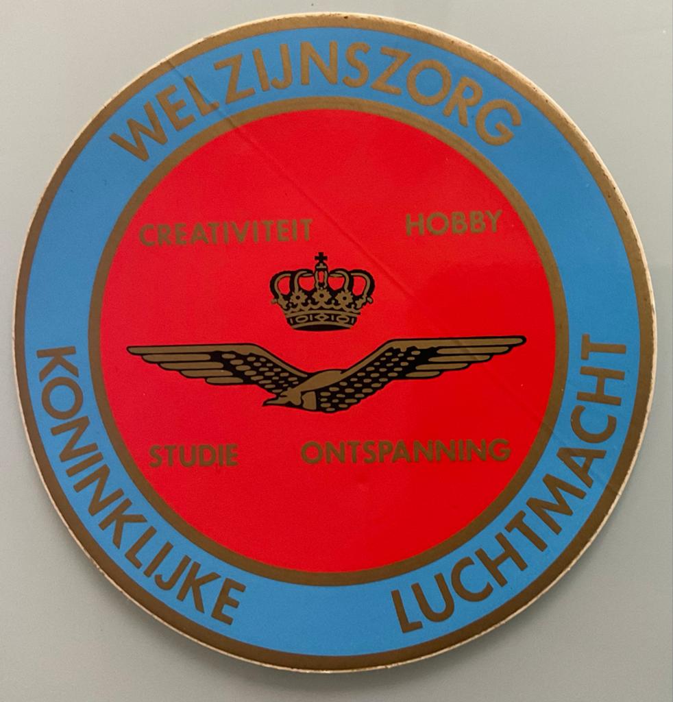Vintage KLu Welzijnszorg Embleem - Koninklijke Luchtmacht, Verzenden, Luchtmacht, Nederland, Embleem of Badge