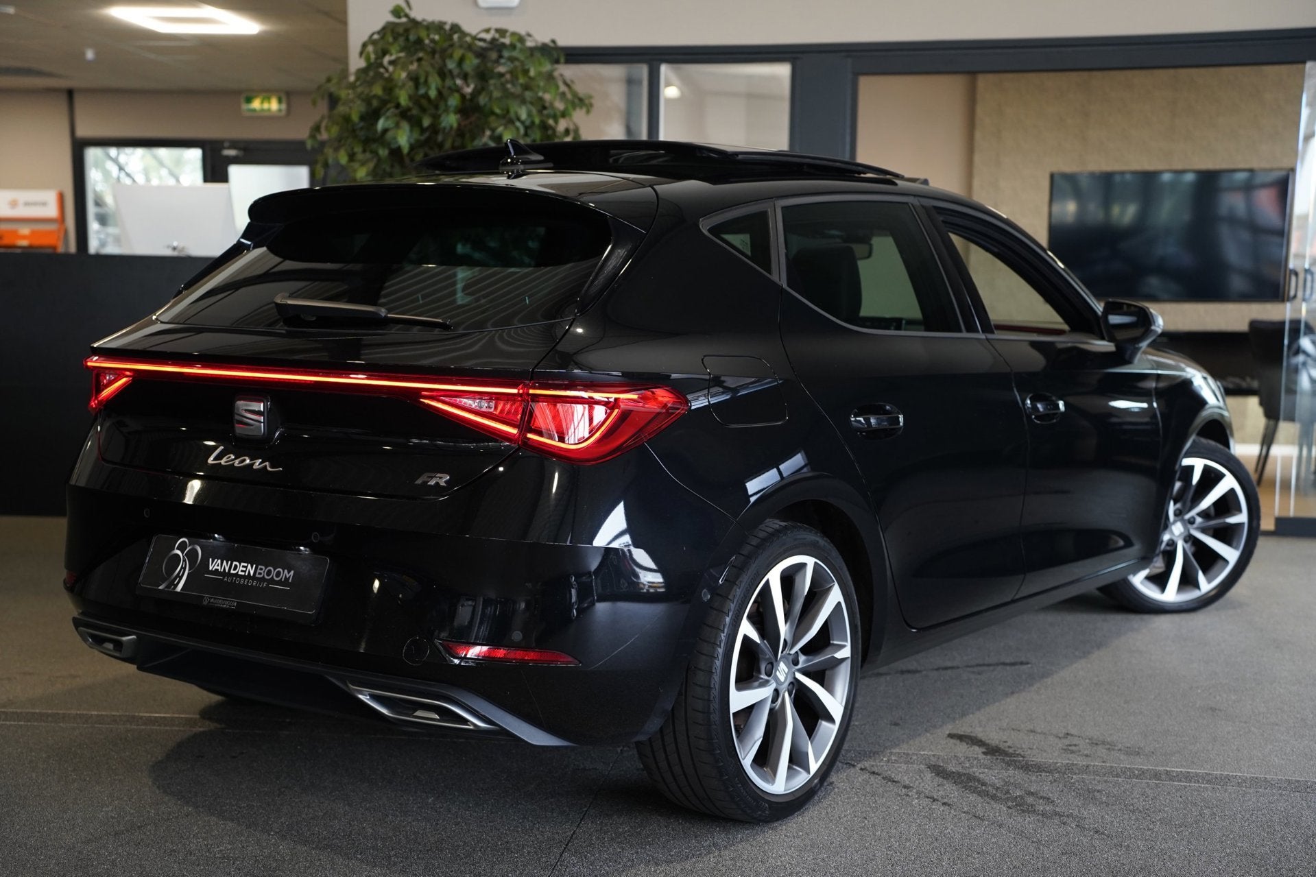 Seat Leon 1.5 eTSI FR 150PK DSG Pano Beats Led Cam Navi Virt, Auto's, Dealer onderhouden, 4 cilinders, 150 pk, Leder en Stof