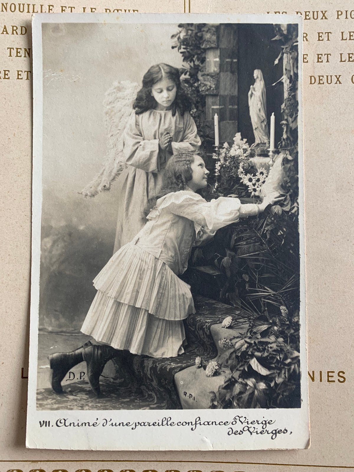 Meisje en engel bij altaar, Mariabeeld (NN), Verzamelen, Ophalen of Verzenden, Voor 1920, Gelopen, Kinderen