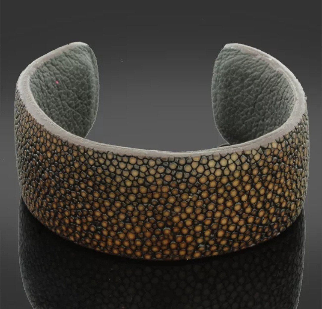 Armband Leder Pijlstaartrog Goud Geel, Sieraden, Tassen en Uiterlijk, Ophalen of Verzenden, Nieuw, Leer