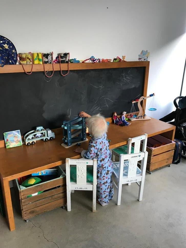 Kindertafel met krijtbord voor speelhoek, Kinderen en Baby's, Kinderkamer | Tafels en Stoelen, Zo goed als nieuw, Tafel(s), Ophalen