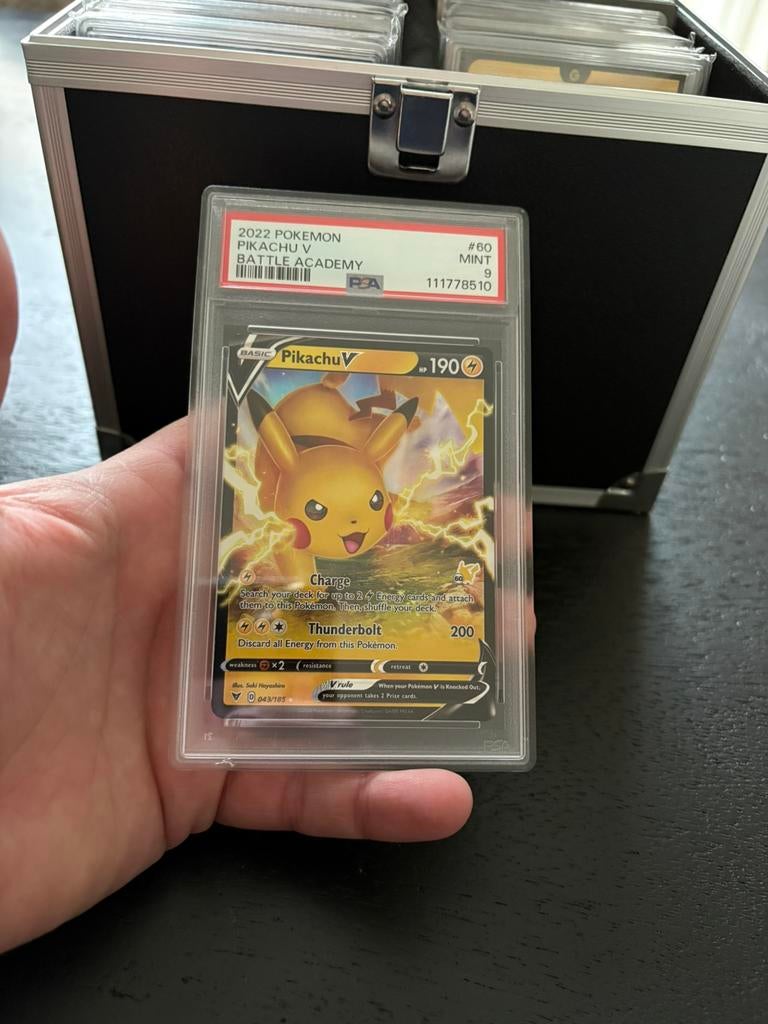 Pikachu v psa 9, Ophalen of Verzenden, Zo goed als nieuw, Meerdere kaarten, Foil