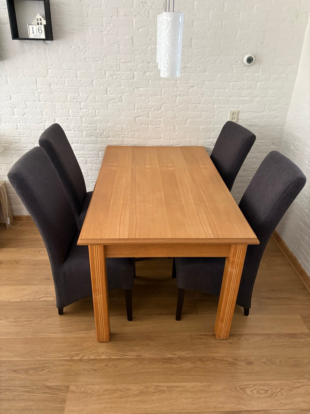 Massief houten eettafel met 4 grijze stoelen, Huis en Inrichting, Ophalen, Gebruikt, 100 tot 150 cm, 50 tot 100 cm