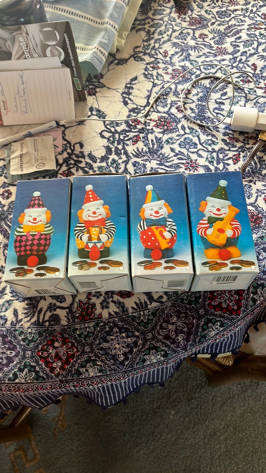 Een serie van vier clownmuziekanten spaarpotjes, Ophalen, Nieuw, Steen, Aardewerk of Keramiek, Overige thema's