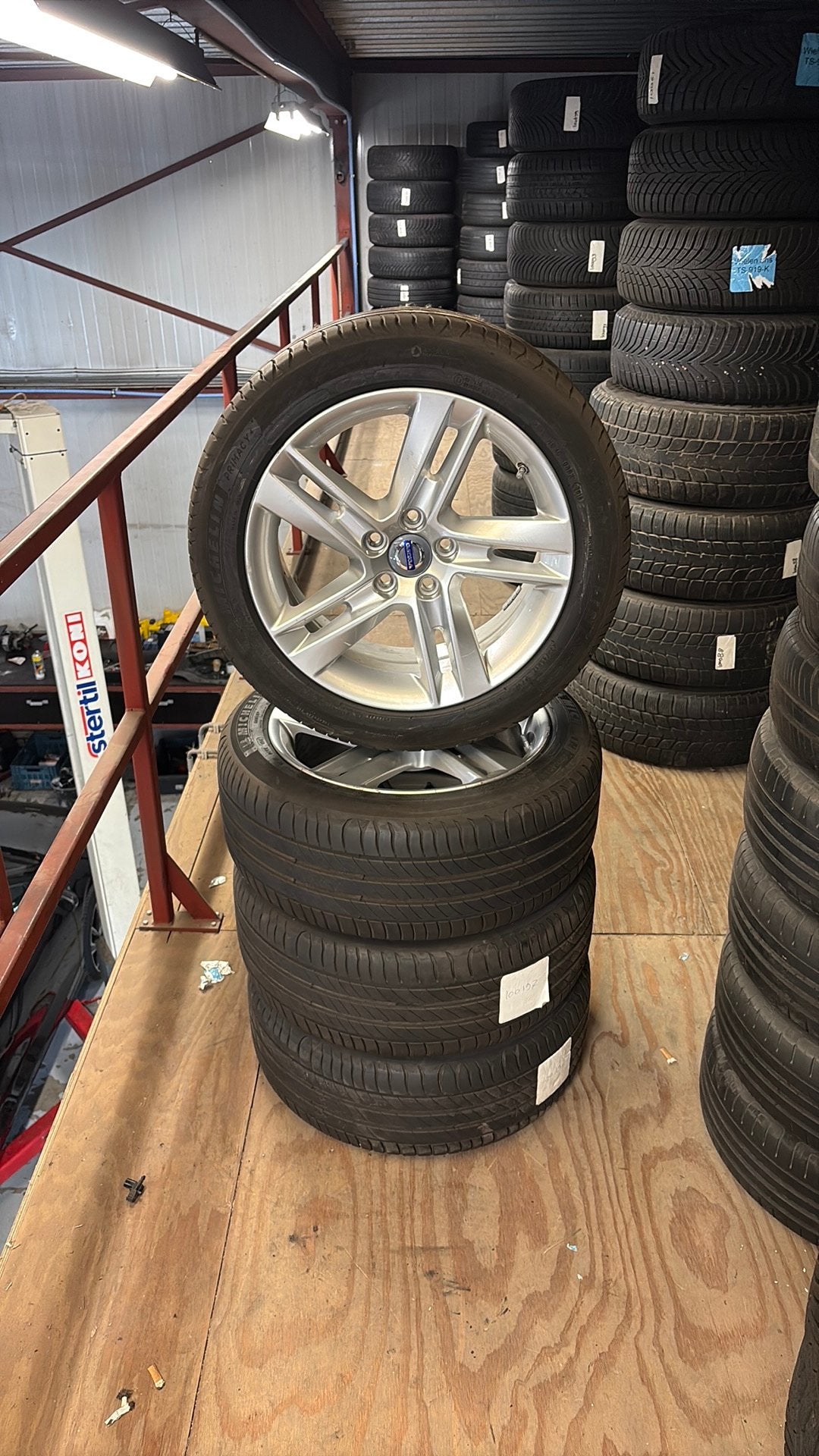 Volvo 17 inch zomerset, Ophalen, Banden en Velgen, 17 inch, 235 mm