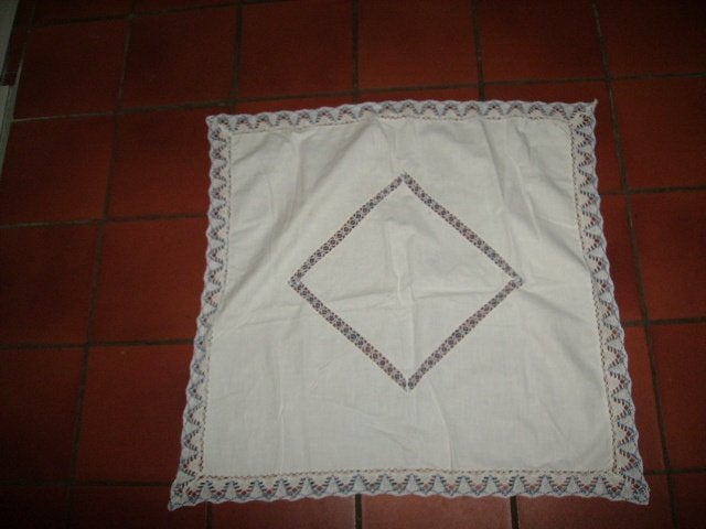 Vintage wit tafelkleed met geborduurde rand en patroon, Gebruikt, 50 tot 100 cm, Vierkant, Vintage, Klassiek, Handgemaakt