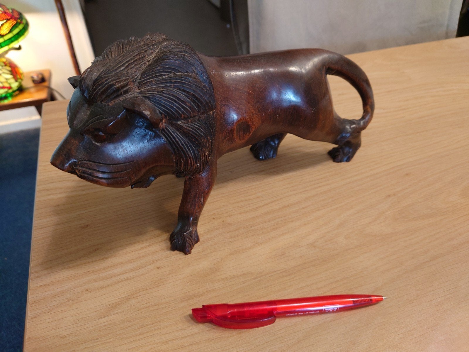 Handgesneden houten leeuw - Afrikaanse stijl, Ophalen of Verzenden, 20 - 50 cm, Beeld, Hout