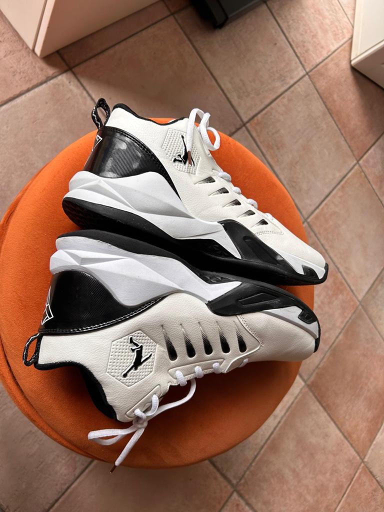 Hoge basketball indoor/outdoor schoenen maat 43, Ophalen, Zo goed als nieuw, Schoenen