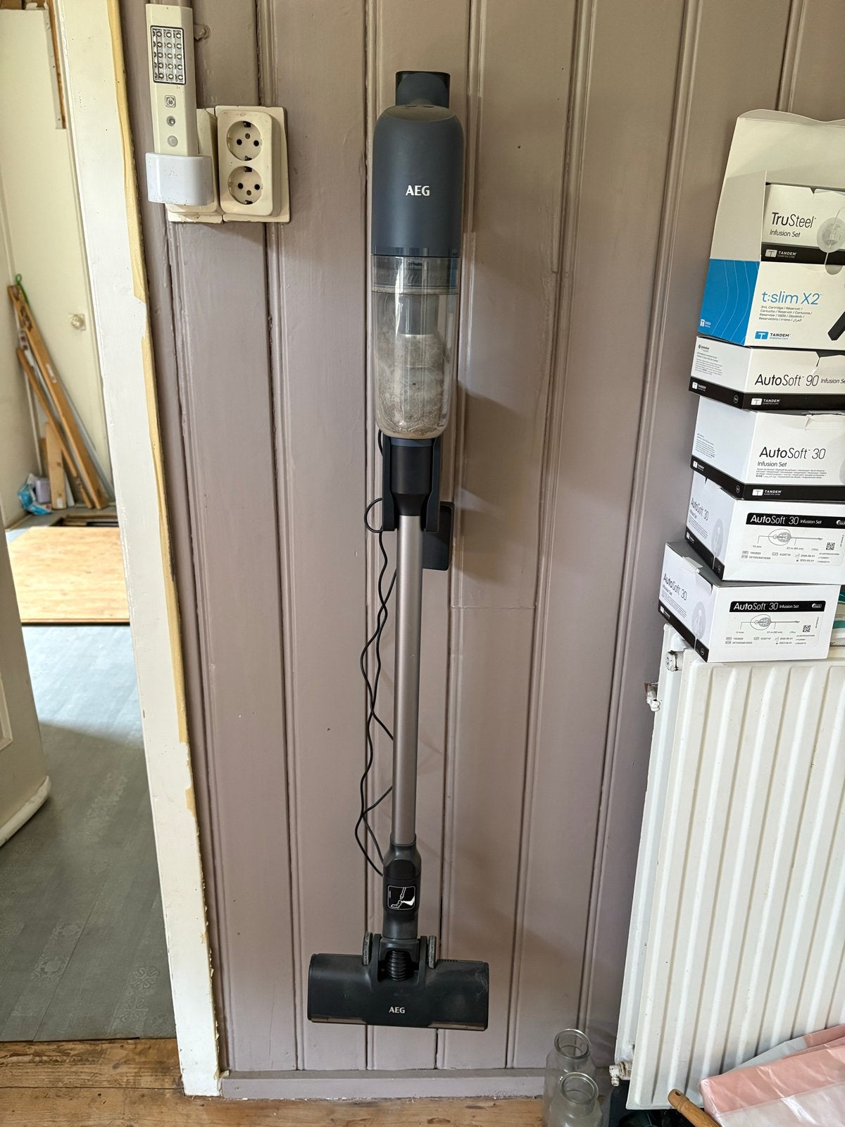 AEG Ultimate 7000 Steelstofzuiger - Draadloos, Draadloos, Ophalen of Verzenden, Zo goed als nieuw, Reservoir