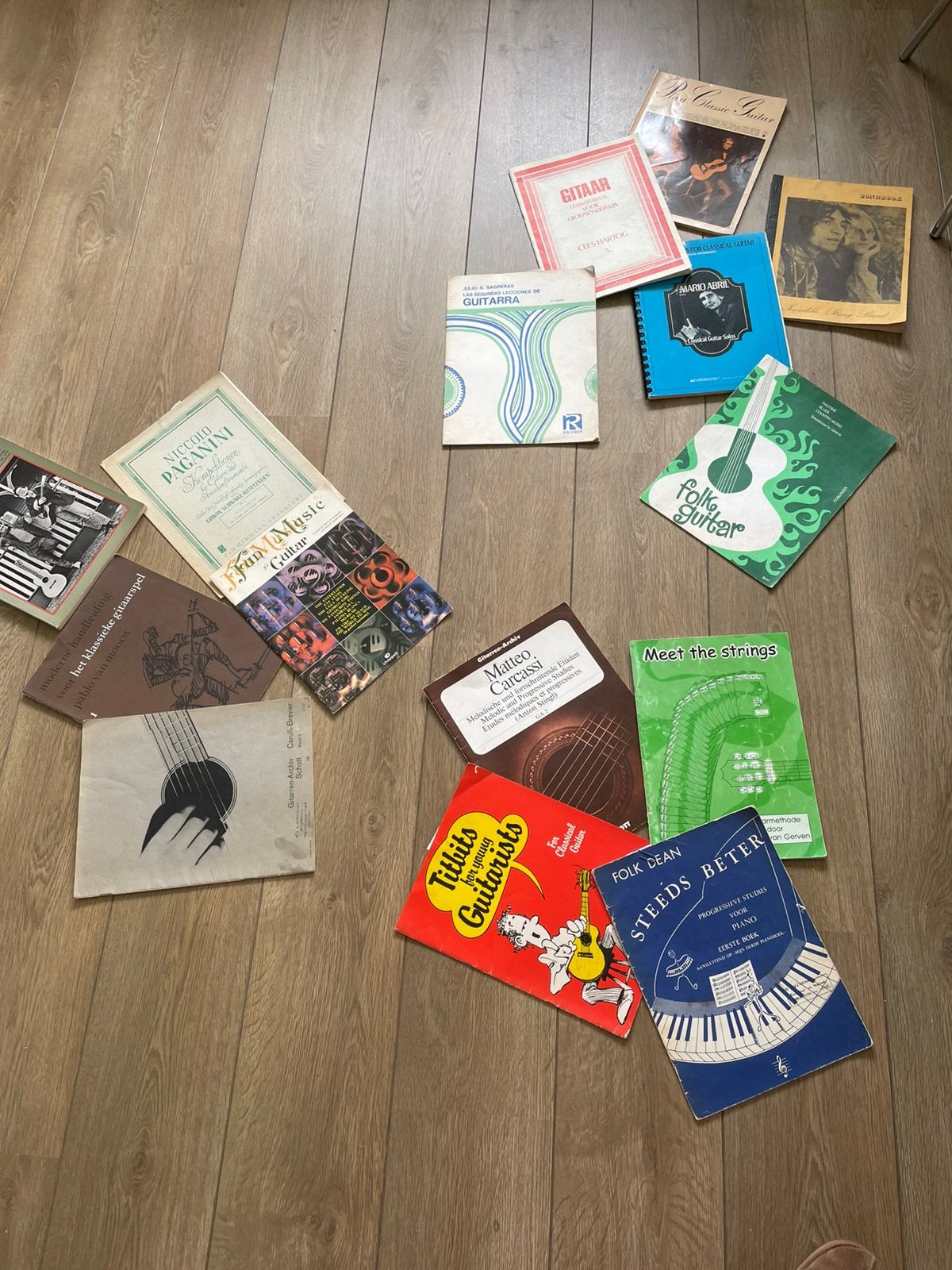 15 gitaarboeken, Ophalen of Verzenden, Gelezen, Artiest