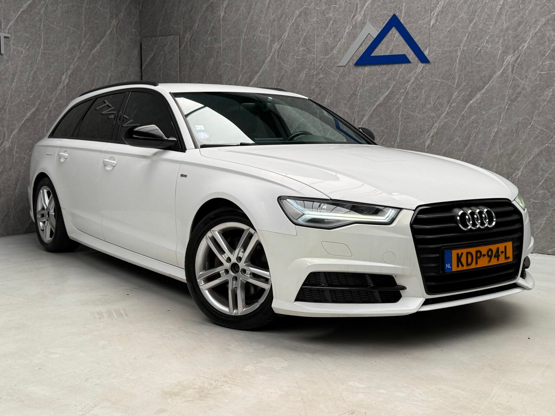 Audi A6 AVANT 1.8 TFSI S-Line / Tik in Motor / APK, Auto's, Voorwielaandrijving, Start-stop-systeem, Gebruikt, Leder en Stof
