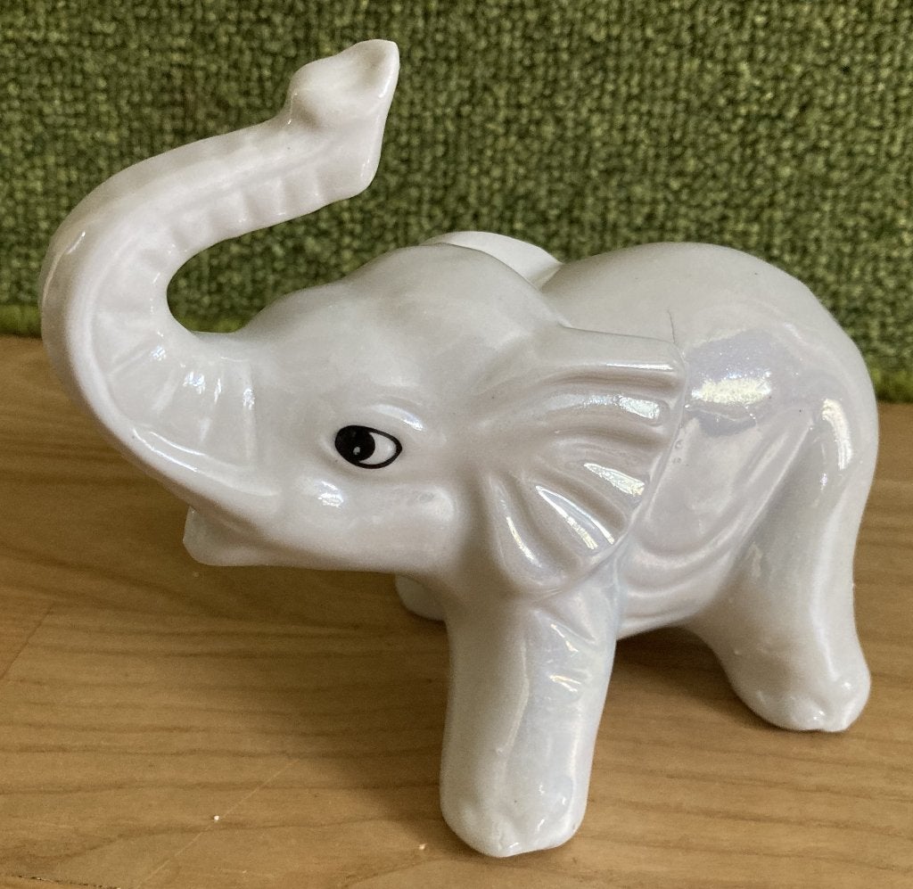 Olifant met slurf omhoog aardewerk geglazuurd wit/lichtgrijs, Ophalen of Verzenden, Nieuw, Dier