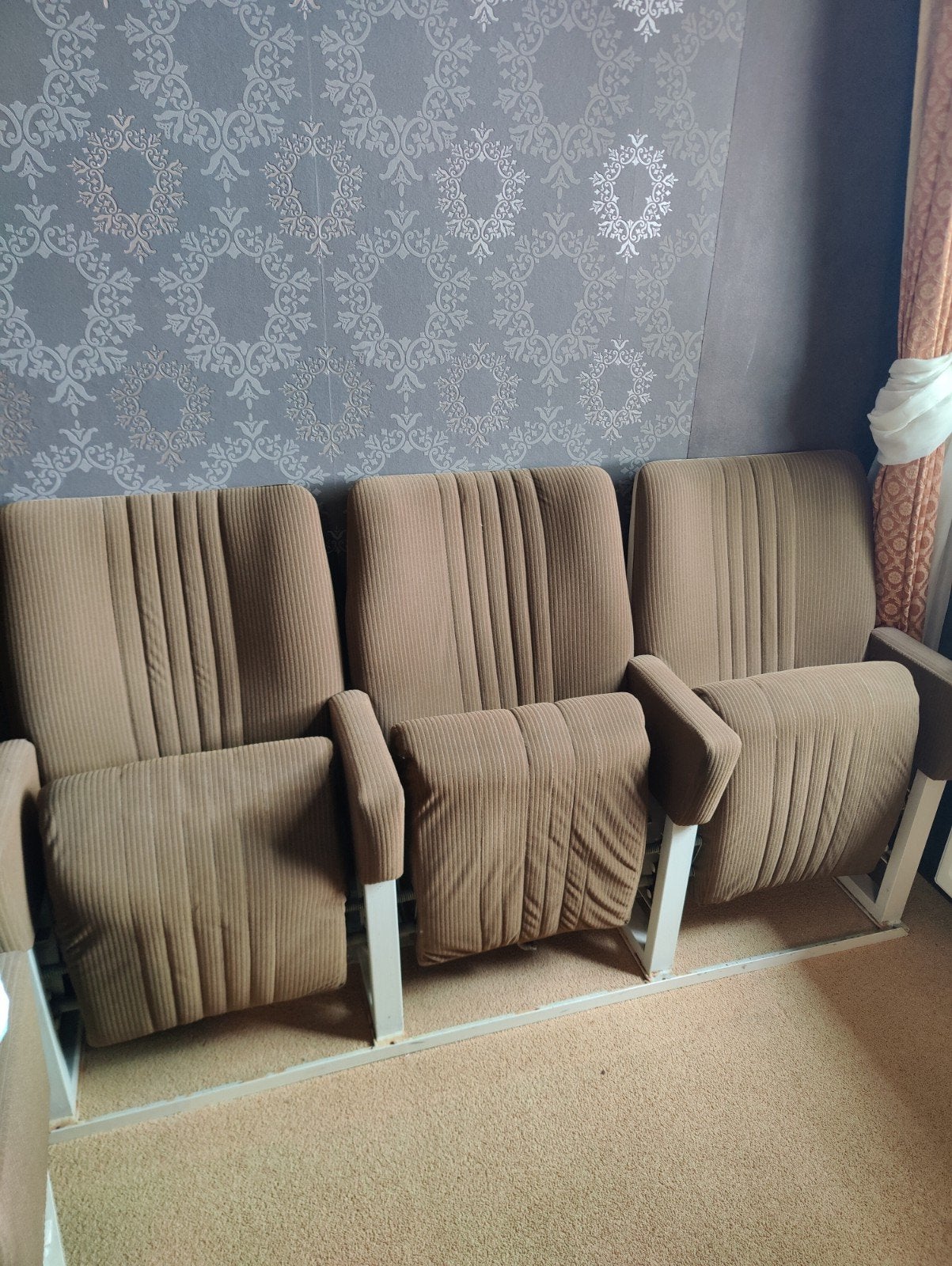 2 rijen vintage bioscoop-/theaterstoelen – 3 stoelen per rij, Ophalen, Gebruikt