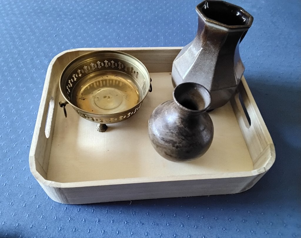 Houten dienblad met vintage vaasjes en koperen schaaltje, Ophalen, Zo goed als nieuw, Dienblad, Rechthoekig