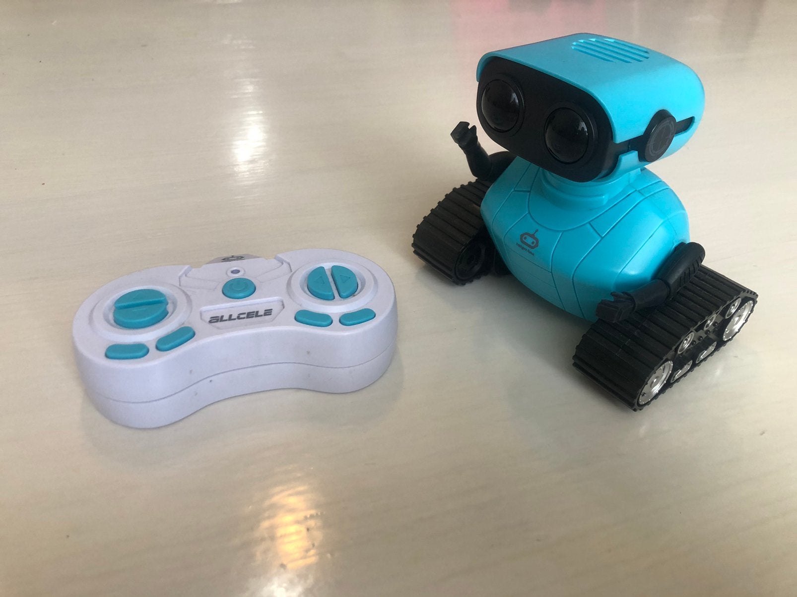 Mini robot met afstandsbediening en muziek, Ophalen of Verzenden, Zo goed als nieuw, Afstandsbediening