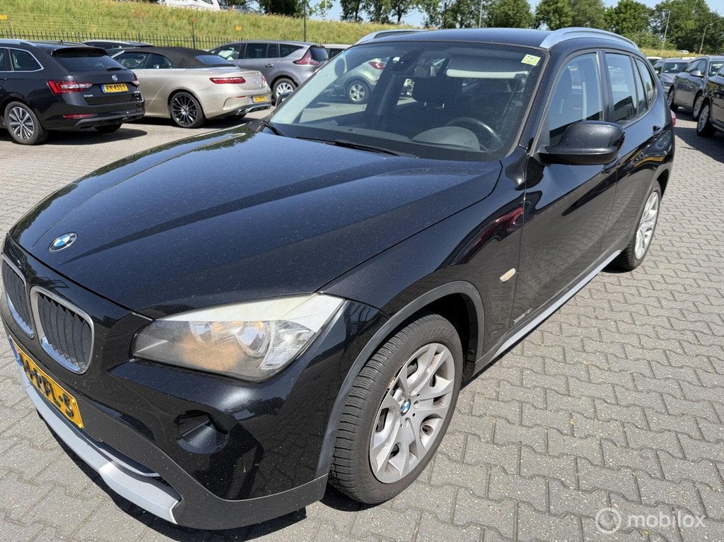 BMW X1 sDrive18i Executive trekhaak navi, Auto's, X1, Euro 5, Zwart, 4 cilinders