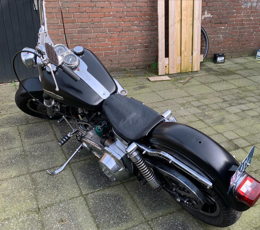 Harley-Davidson FXE 1975 Shovelhead met blauwe kentekenplaat, 2 cilinders, Chopper, Particulier