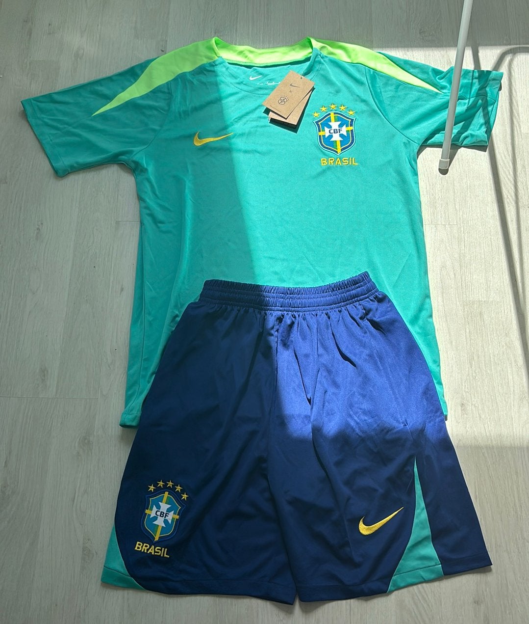 Brazilië trainingssetje maat M, Ophalen, Zo goed als nieuw, Shirt