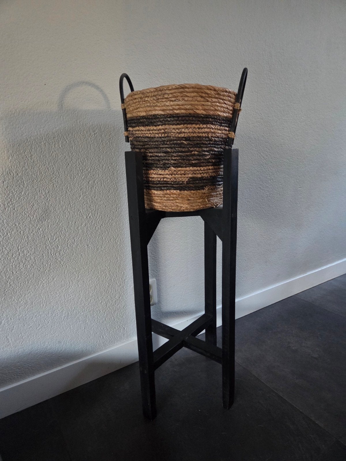 Mooie rieten mand voor plant op houten onderstel, Ophalen, Gebruikt, Boho, Natuurlijk materiaal