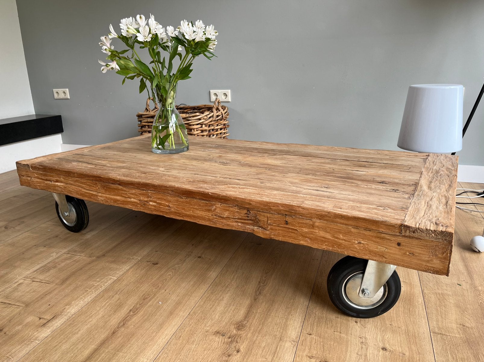 ==GAAF== Industriële houten salontafel op wielen, Zo goed als nieuw, Industrieel, Rechthoekig, Overige houtsoorten