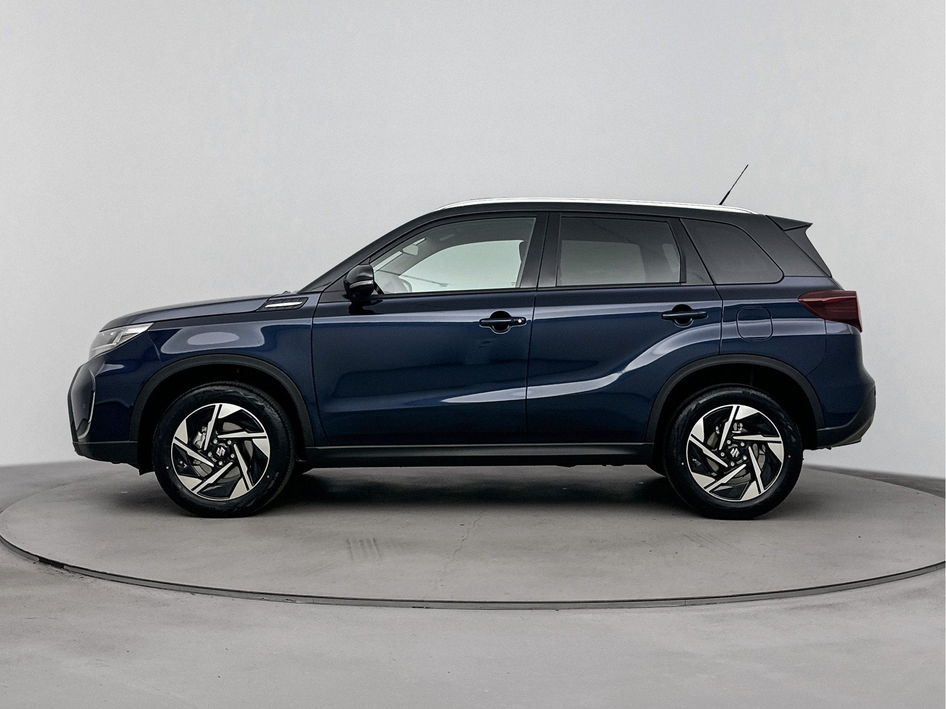Suzuki Vitara 1.4 Boosterjet Style Smart Hybrid *NIEUW* | Di, Auto's, Voorwielaandrijving, Stof, Zwart, 4 cilinders