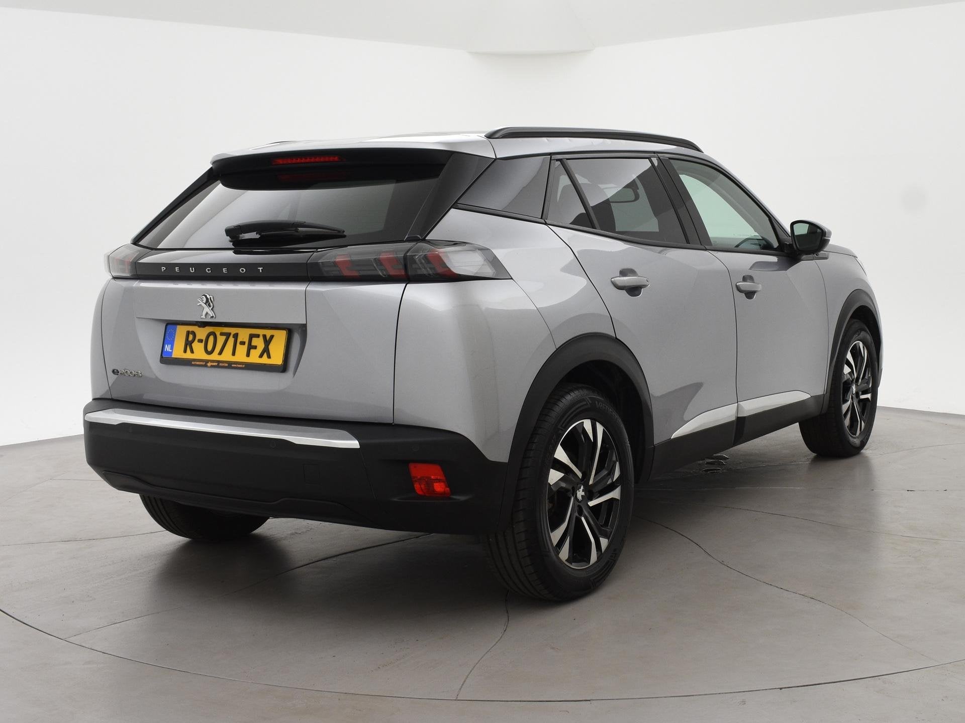 Peugeot e-2008 EV ALLURE 50 kWh + CAMERA | LED | CARPLAY | S, 330 km, Gebruikt, Lane Keeping Assist, 1523 kg