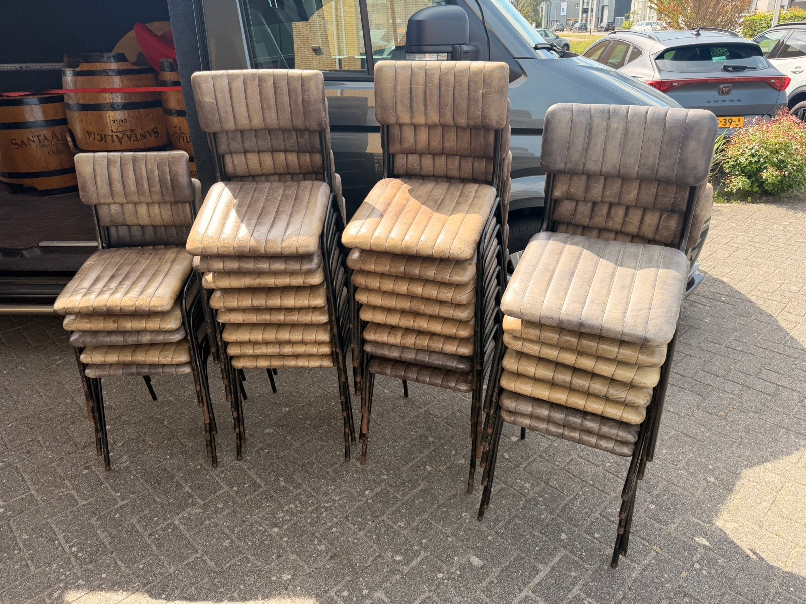 Stapelbare skai stoelen bar cafe kantine bistro, Leer, Bruin, Ophalen of Verzenden, Vijf, Zes of meer stoelen